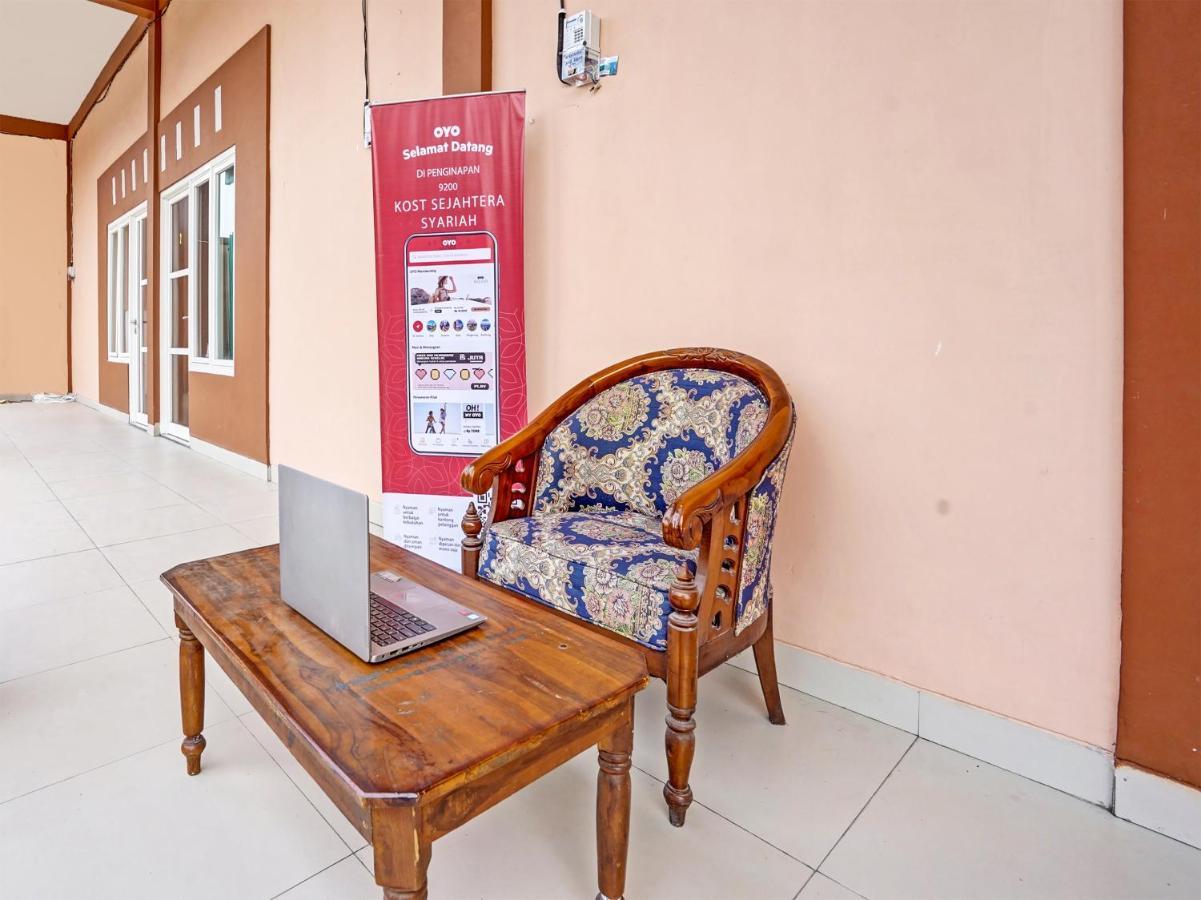 Hotel Oyo 92006 Kost Sejahtera Syariah Sidoarjo Esterno foto