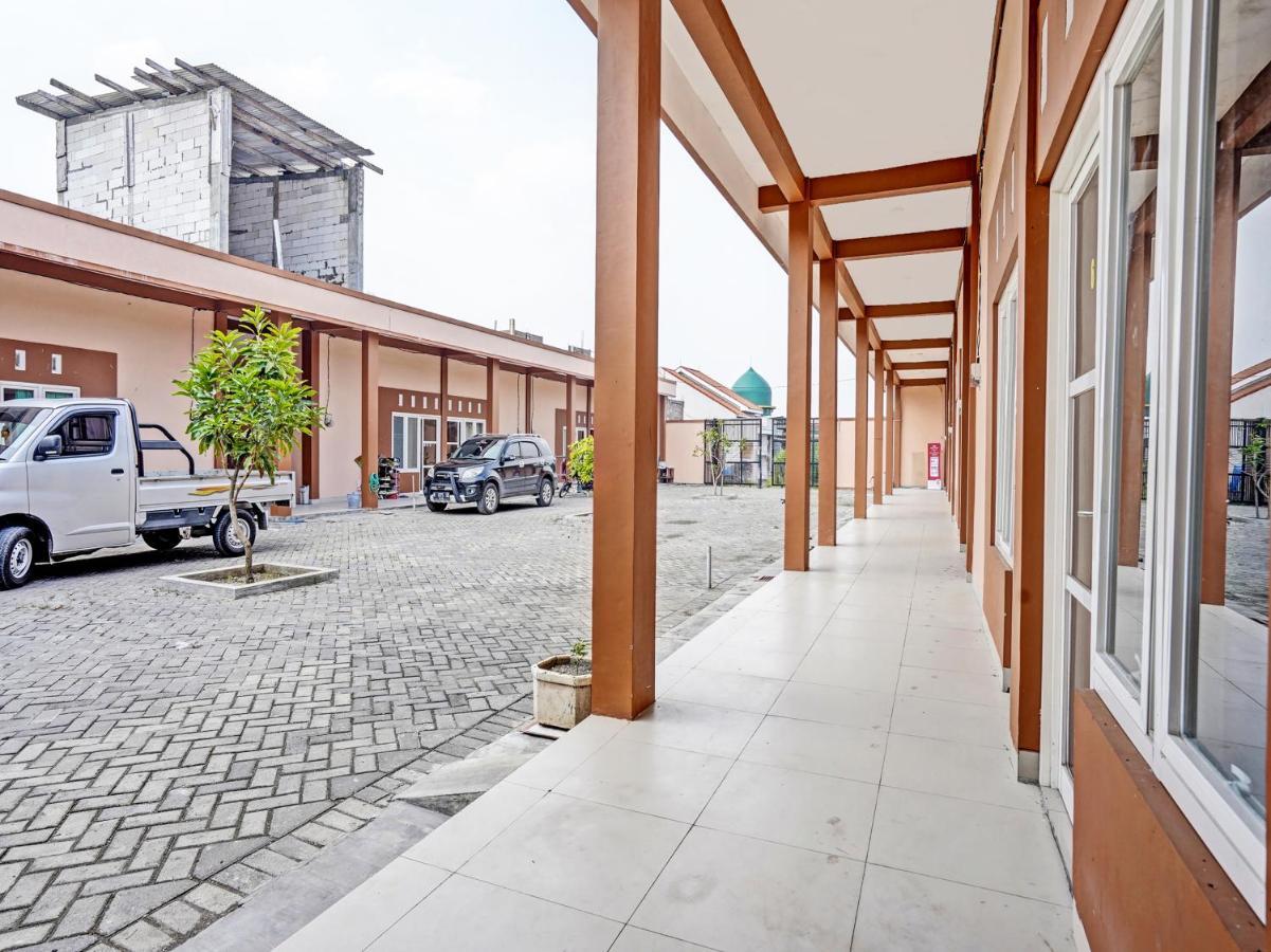 Hotel Oyo 92006 Kost Sejahtera Syariah Sidoarjo Esterno foto